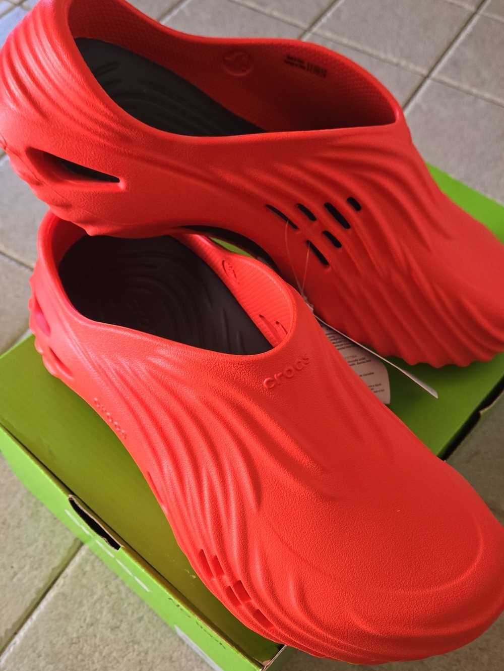 CROCS Mebs Water Echo Wave Clog in Bright Coral Red